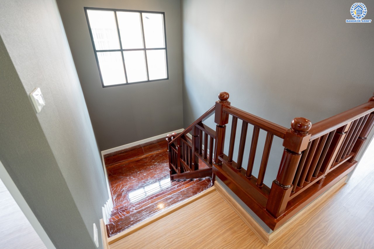 บ้านมือสองตกแต่งใหม่ ม.ราชพฤกษ์ บางบอน4 ตกแต่งหรูหรา ดีไซน์ Classic เนื้อที่ 100.5 ตร.ว. ฟังก์ชัน 3 ห้องนอน 4 ห้องน้ำ 1 ห้องแม่บ้าน จอดรถได้ 2 คัน พื้นที่สนามหญ้ากว้างกว่า 216 ตร.ม. บนทำเลศักยภาพ เชื่อมต่อหลายเส้นทาง ใกล้เดอะมอลล์บางแค จุดขึ้นทางด่วน "เพชรเกษม" และรถไฟฟ้าสายสีน้ำเงิน "สถานีหลักสอง"